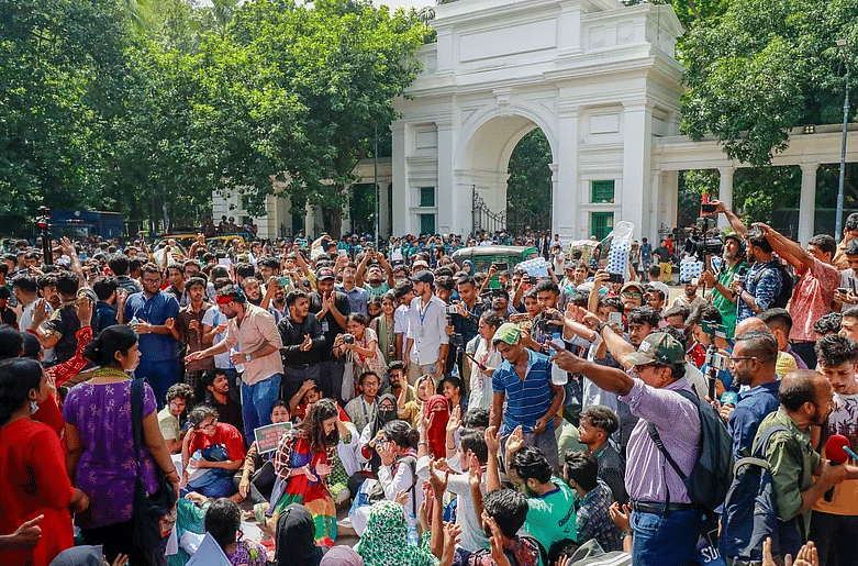 হত্যাকান্ডের বিচারের দাবিতে হাইকোর্টের মাজার গেটের সামনের সড়কে শিক্ষার্থীদের বিক্ষোভ